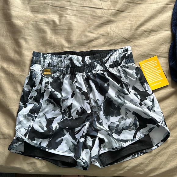 Avia running short - Picture 1 of 5